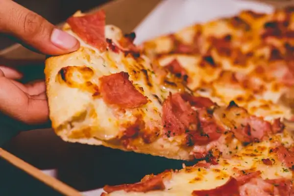 Pizza hawajska: Składniki, historia i dlaczego ją kochamy (lub nie)?