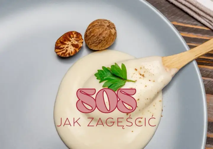 Kremowy sos na talerzu z gałką muszkatołową i łyżką.